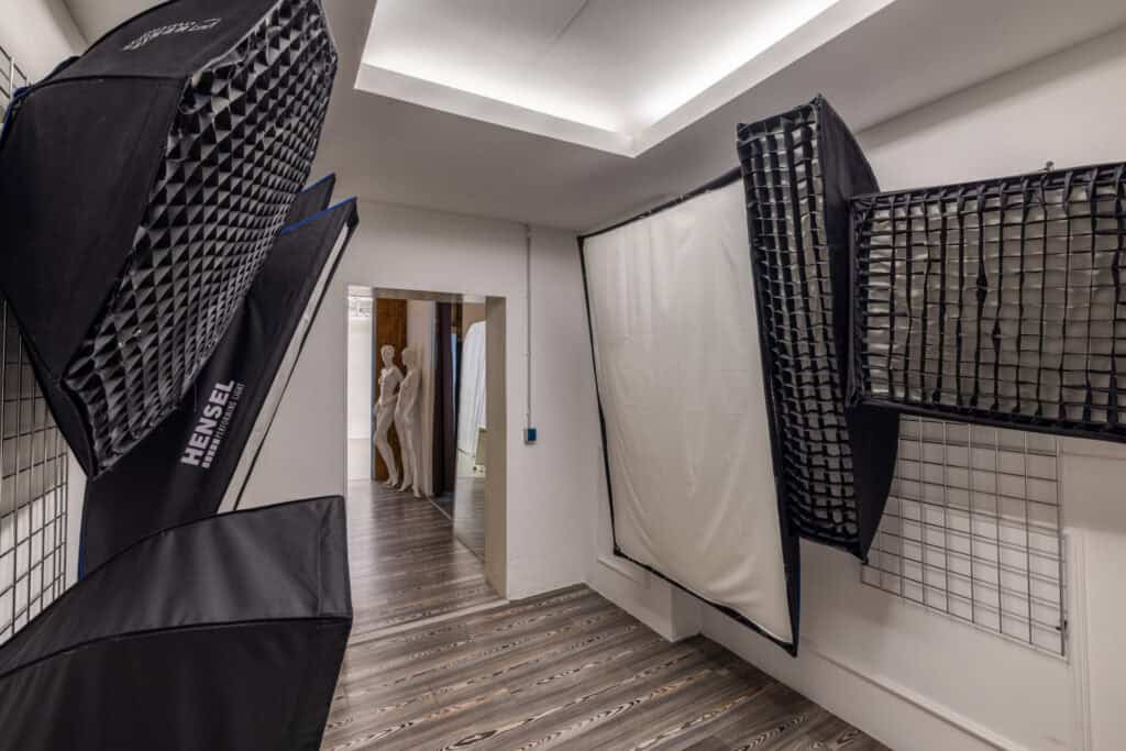 Fotostudio mit professioneller Beleuchtung und Hintergrundsystemen.
