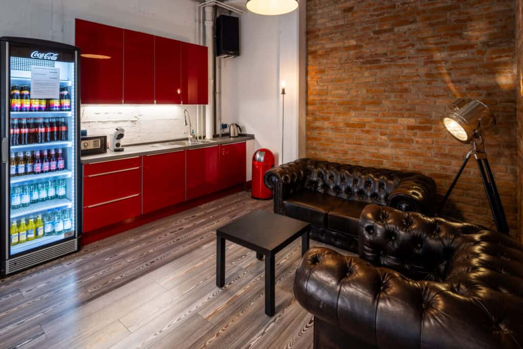 Gemütliche Lounge mit Ledersofas und moderner Beleuchtung in München.