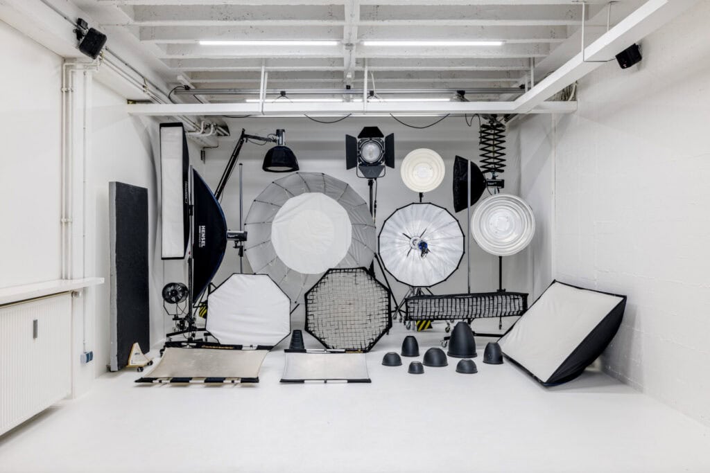 Fotostudio Lichtschmiede München mit professionellem Licht- und Zubehör.