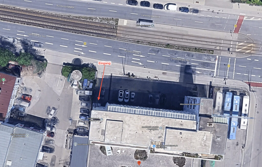 Zeigt den Eingang zum Fotostudio Lichtschmiede in München aus der Luftperspektive
